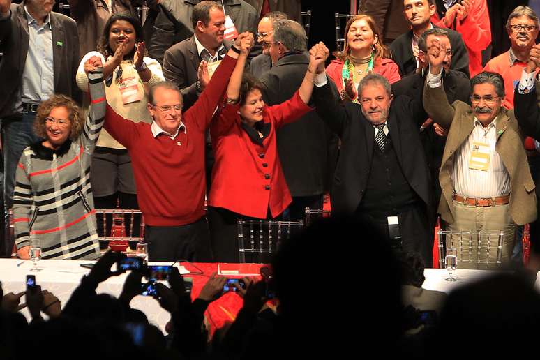 <p>Dilma e Lula são ladeados pelo governador Tarso Genro e os candidatos a vice, Abgail Pereira (PCdoB), e ao Senado, Olívio Dutra (PT)</p>