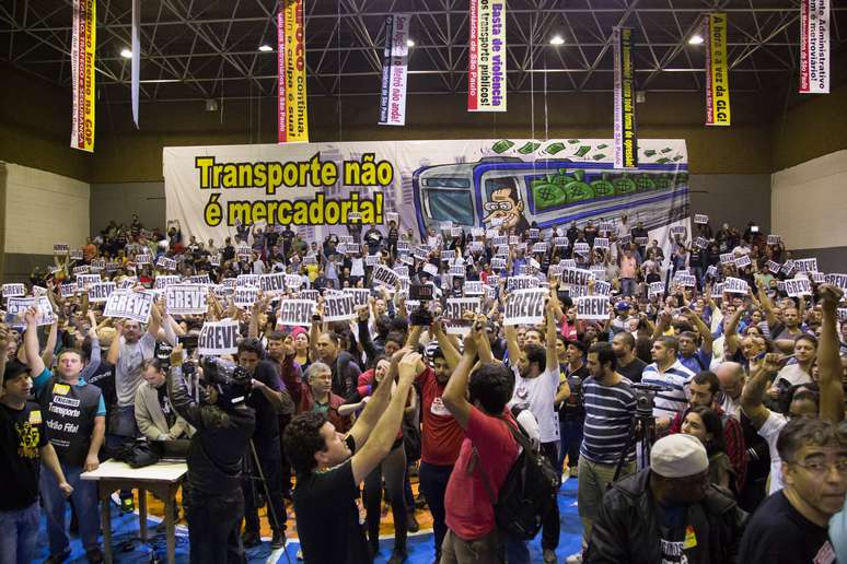 Assembleia confirmou continuação da greve após reunião no TRT