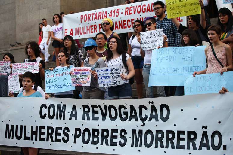 Ato pró-aborto na frente da Catedral da Sé, no centro de São Paulo, SP, na tarde deste sábado