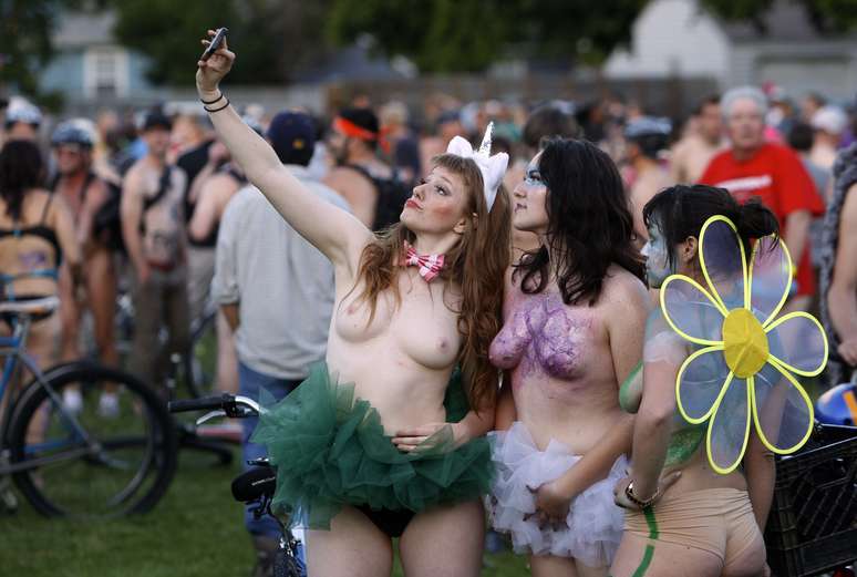 Milhares de ciclistas - alguns deles completamente nus, sa&iacute;ram &agrave;s ruas de Portland, nos Estados Unidos, na 11&ordf; edi&ccedil;&atilde;o do World Naked Bike Ride, em que promovem o uso da bicleta como alternativa a ve&iacute;culos motorizados