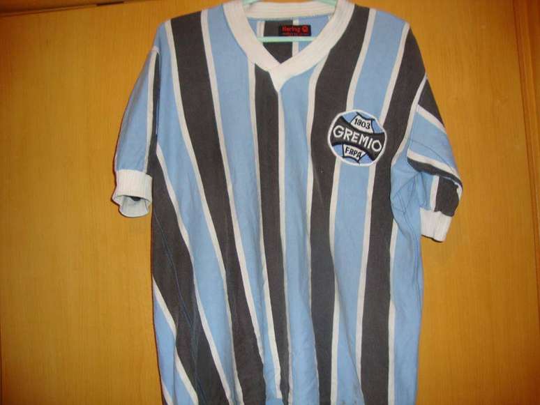 Entre as raridades do administrador Luiz Bruno Thiesen est&aacute; a camisa usada pela equipe ga&uacute;cha em 1968