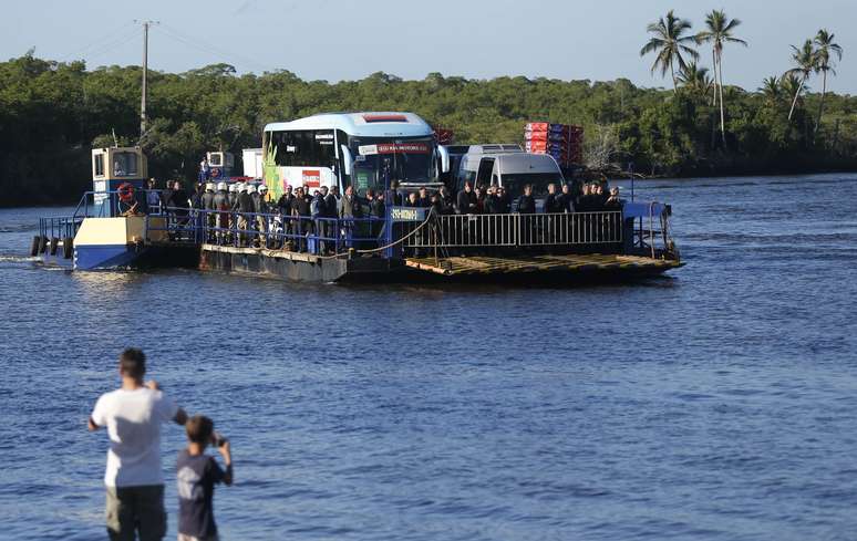 Ônibus que levou os jogadores da seleção alemã teve que atravessar um rio para chegar à Vila de Santo André, no sul da Bahia
