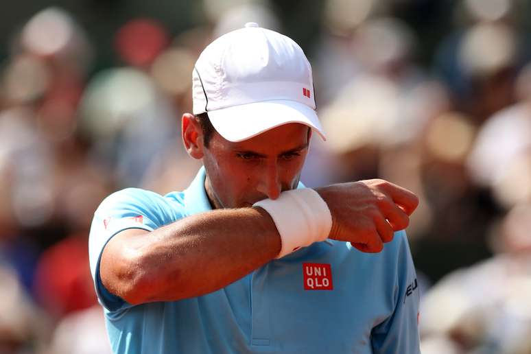 Novak Djokovic sofreu com o calor de Paris e até vomitou em quadra