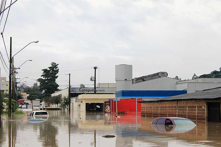 <p>Chuvas atingem o município de Jaraguá do Sul e inunda ruas e imóveis da cidade</p>