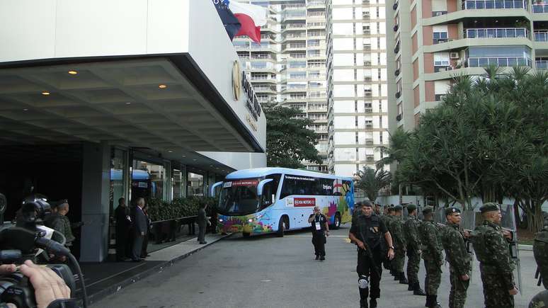 Delegação inglesa chegou de ônibus ao hotel, que foi cercado pelo batalhão do exército 