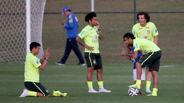 <p>Após invadir o treino da Seleção Brasileira, um menino tirou tirou fotos com os jogadores que ainda estavam no gramado da Granja Comary</p>