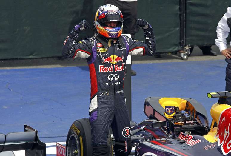 <p>Daniel Ricciardo conseguiu vit&oacute;ria na pen&uacute;ltima volta</p>