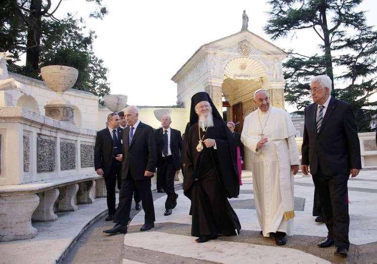Presidente de Israel, Shimon Peres, patriarca de Constantinopla, Bartolomeu I, papa Francisco e líder da Palestina, Mahmud Abbas, nas dependências do Vaticano