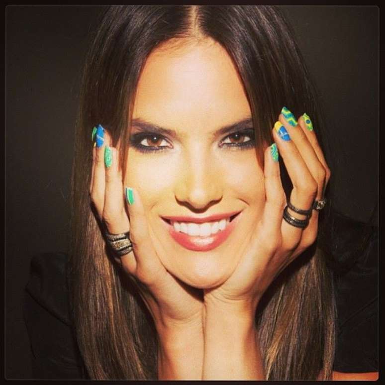 <p>Alessandra Ambrosio apostou em unhas inspiradas no Brasil, sendo que cada uma recebeu uma nail art diferente</p>