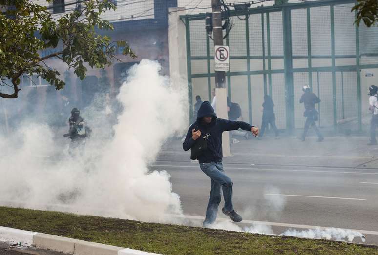 <p>A Tropa de Choque dispersa manifestantes com o uso de gás lacrimogêneo e bombas de efeito moral</p>