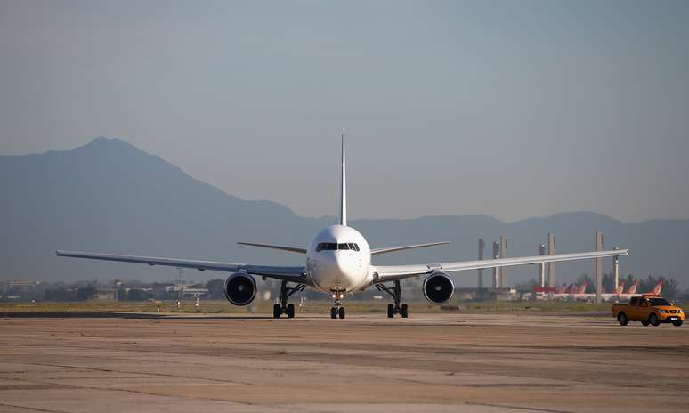 <p>Medidas incluem comissários de bordo, idiomas em voos e até mesmo fitas para amarrar passageiros exaltados </p>