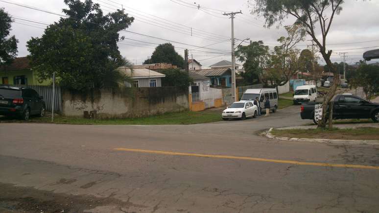 CT do Caju fica na estrada do Ganchinho, a 18 km do centro de Curitiba; entorno simples e com problemas de infraestrutura