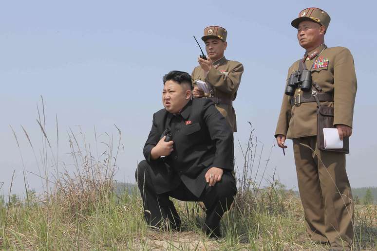 <p>A Coreia do Norte está sob sanções da ONU por causa de repetidos testes nucleares e de mísseis balísticos. Na foto, o líder norte-coreano, Kim Jong Un, orienta o lançamento de múltiplos foguetes em 24 de abril</p>