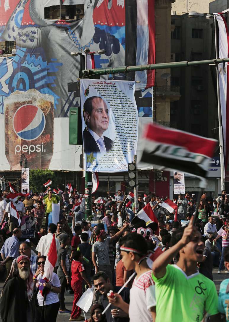 <p>Apoiadores do presidente eg&iacute;pcio, Abdel-Fattah al-Sissi celebram&nbsp;sua posse na Pra&ccedil;a Tahrir, no Cairo, Egito,&nbsp;em 8 de junho</p>