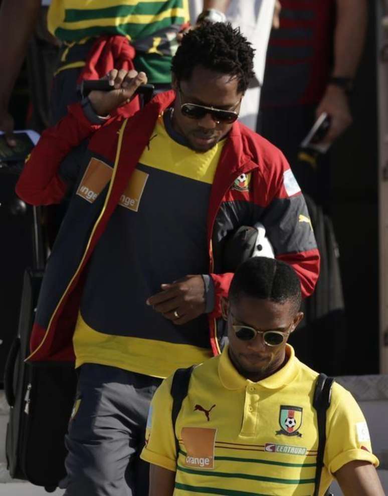 <p>Jogadores da seleção de Camarões Samuel Eto'o (abaixo) e Alexandre Song chegaram com atraso ao Brasil</p>
