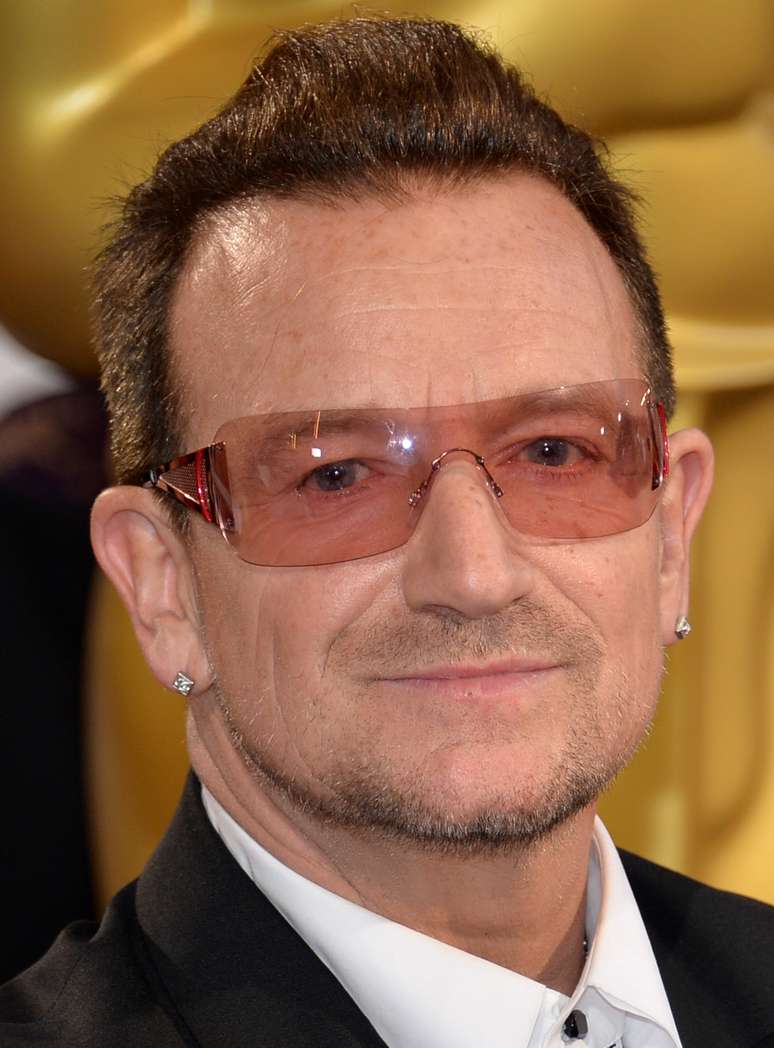 Compositor e vocalista da banda U2, Bono Vox é conhecido pelo seu engajamento político desde jovem. O artista aproveita sua fama para chamar a atenção das nações mais desenvolvidas para os problemas na África