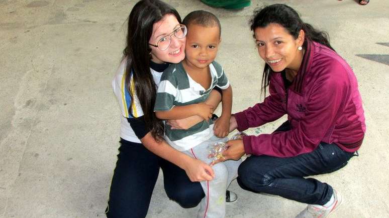 Na última Páscoa, Bia (à esquerda, de óculos) distribuiu centenas de ovos de chocolate e mantimentos a crianças carentes, em São Paulo