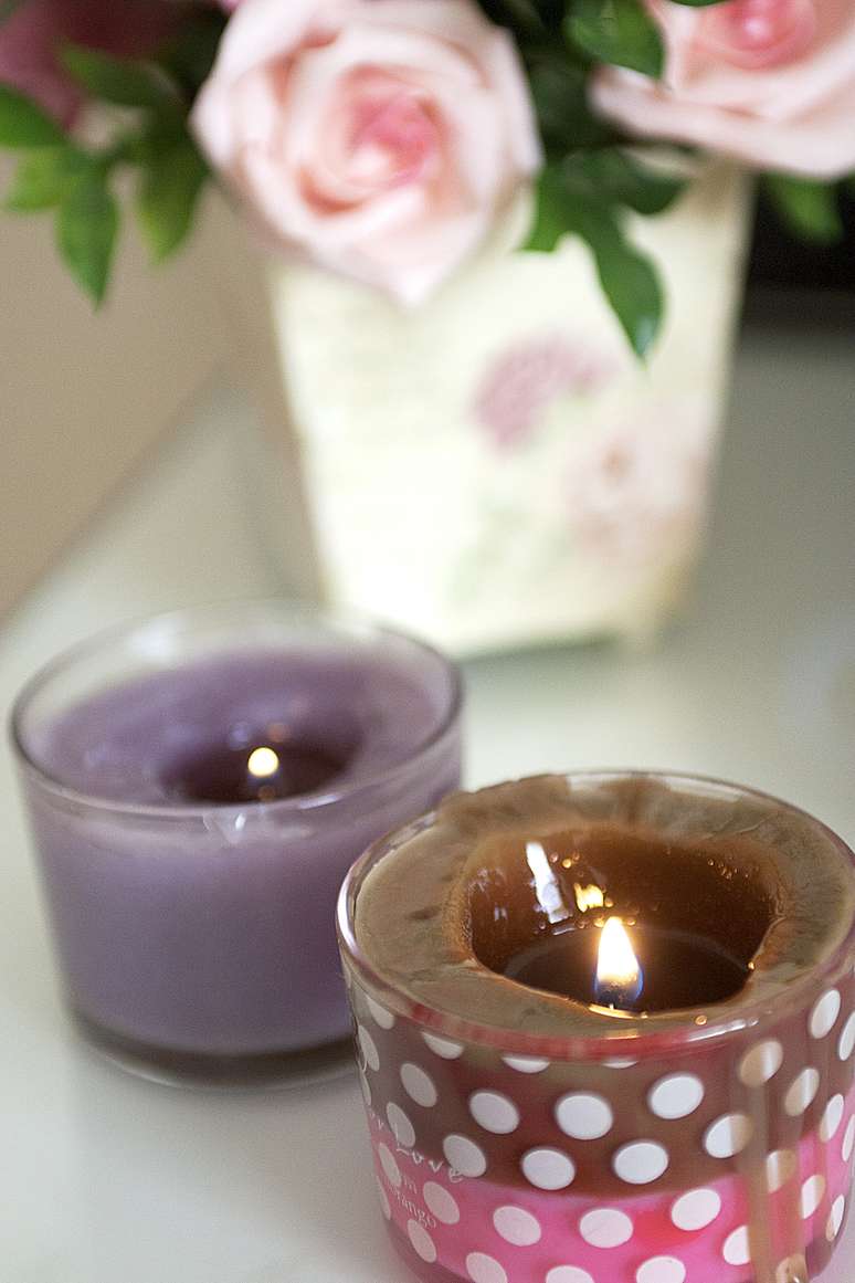 <p>Chamado de <em>candle massage</em>, tratamento conta com velas cosméticas especiais, enriquecidas com aromas de uva e chocolate e propriedades hidratantes</p>