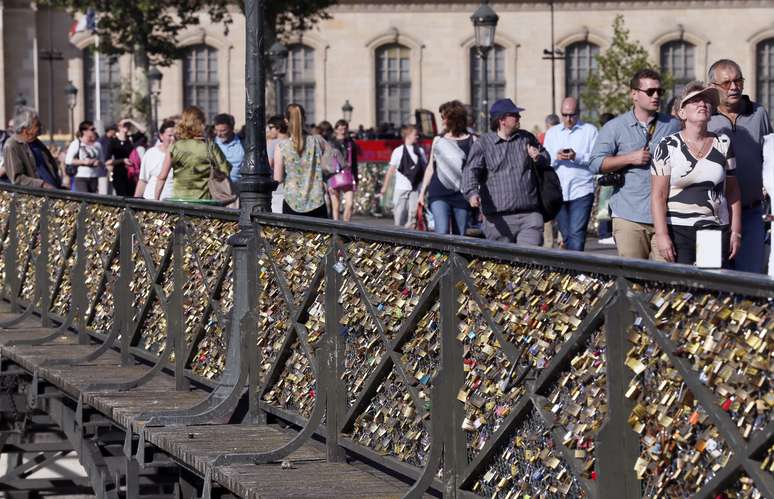 <p>A "Pont des Arts"  é conhecida pelos "cadeados de amor" que os casais deixam presos ao longo de suas grades como símbolo de sua união</p>