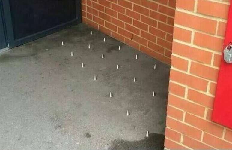 <p>Conhecidos como 'spikes', pequenos cones de metal foram instalados ao lado da entrada de um edifício do condomínio para evitar a presença de moradores de rua</p>