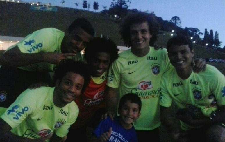 Jovem Bernardo ganhou o dia dos sonhos e conheceu de perto os jogadores da Seleção, foto foi tirada por Neymar