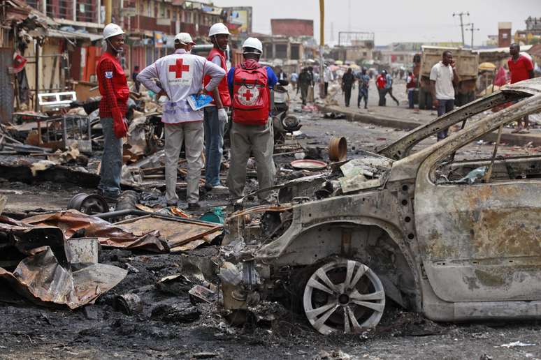 <p>Equipe da Cruz Vermelha trabalha em local&nbsp;onde carros-bomba explodiram em Jos, na Nig&eacute;ria, em 21 de maio</p>