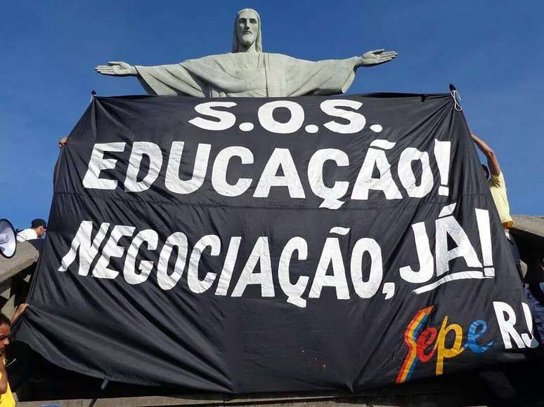 Manifestantes exibiram faixas em portugu&ecirc;s e em outras l&iacute;nguas para os turistas