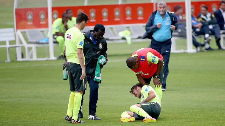 Neymar ficou no chão após sentir o tornozelo