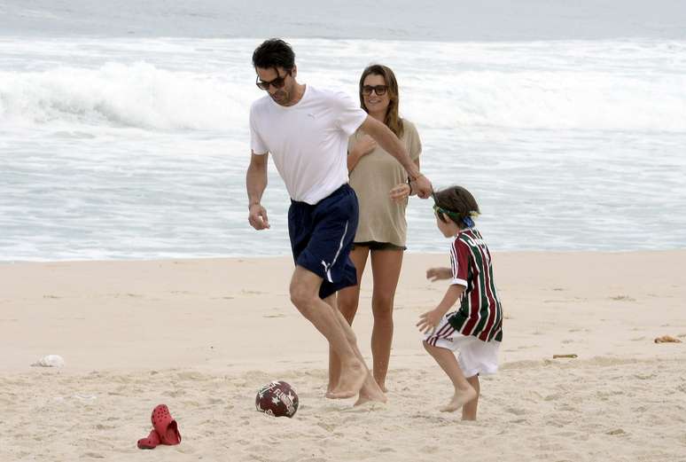 <b>4. Div&oacute;rcio</b><br>O experiente goleiro Gianluigi Buffon se separou da mulher, Alena Seredova, &agrave;s v&eacute;speras da Copa do Mundo. "Tudo o que precisamos agora &eacute; uma promessa de que John Terry ir&aacute; oferecer a ela um ombro amigo para chorar", ironizou o jornal, apostando na falta de concentra&ccedil;&atilde;o de Buffon e brincando com os casos extraconjugais de Terry.