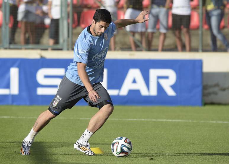 <p>Suárez participou de treino aberto do Uruguai na Arena do Jacaré, em Minas Gerais, antes de enfrentar a Costa Rica no Castelão, em Fortaleza, em seu primeiro jogo da Copa do Mundo</p>