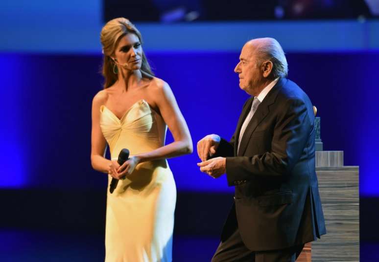 <p>Fernanda Lima e Joseph Blatter durante série de congressos promovidos pela Fifa no Brasil</p>