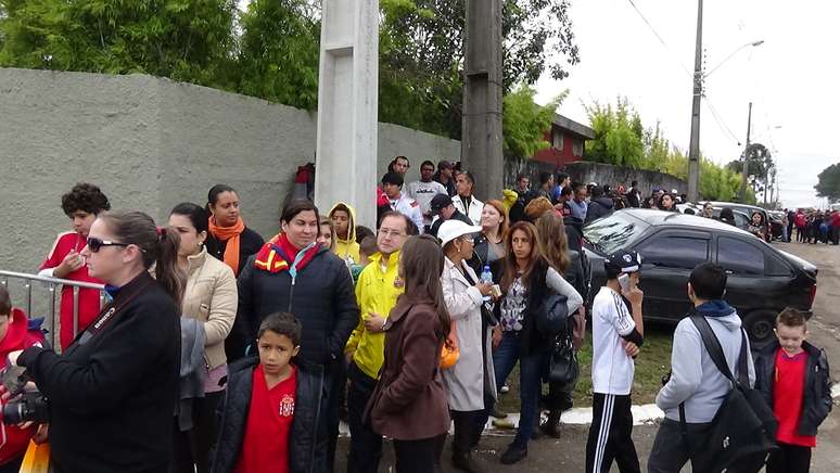 Público fez fila para assistir ao treino da Espanha desde manhã, mas foi informado à tarde pela PM que não teria entrada liberada