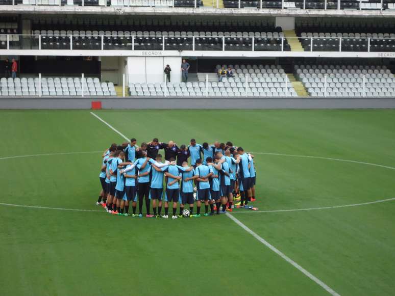 <p>Costarriquenhos se reuniram antes do início do treino</p>