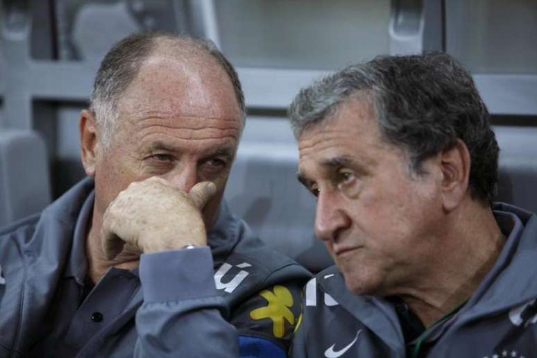 <p>Luiz Felipe Scolari (esq.) conversa com Carlos Alberto Parreira (dir.) em treino da Seleção Brasileira</p>