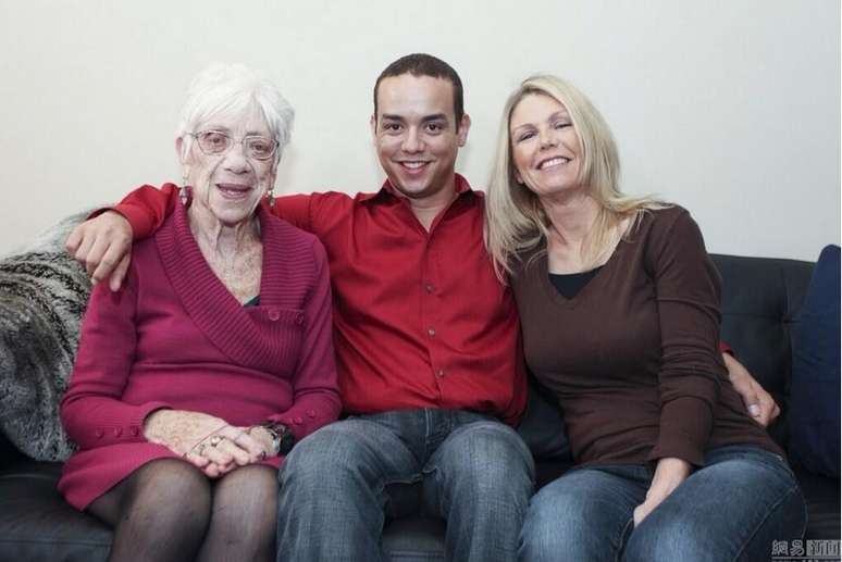 <p>Kyle Jones posa para foto junto da namorada Marjorie (à esquerda) e da mãe (à direita)</p>