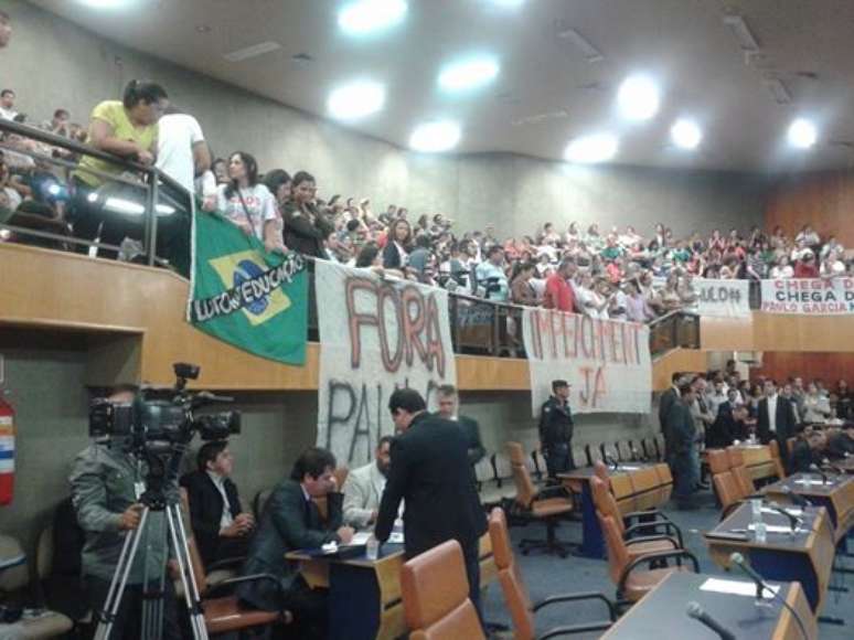<p>Professores invadiram a Câmara de Goiânia após rejeição do impeachment do prefeito Paulo Garcia</p>