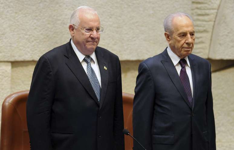 <p>Rec&eacute;m eleito Reuven Rivlin (&aacute; esquerda)&nbsp;posa ao lado do atual presidente&nbsp;israelense Shimon Peres, durante uma sess&atilde;o do parlamento em Jerusal&eacute;m, nesta foto de arquivo de&nbsp;mar&ccedil;o de&nbsp;2010&nbsp;</p>