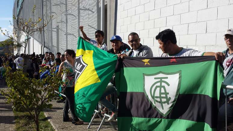 Brasileiros e argentinos se misturaram em busca por ingressos para treino em MG