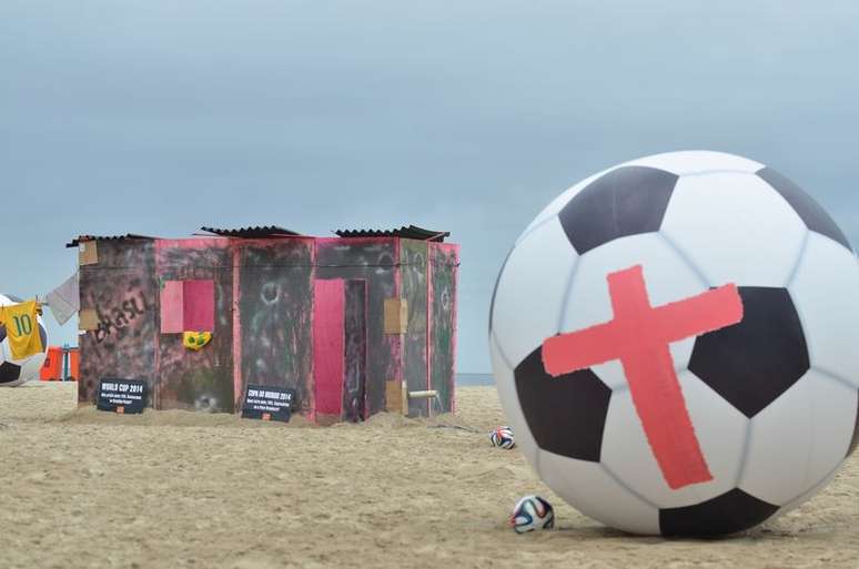 Doze bolas grandes e 12 pequenas foram colocadas na areia da praia e tiveram uma cruz vermelha pintada em seu centro para representar as cidades-sede da Copa