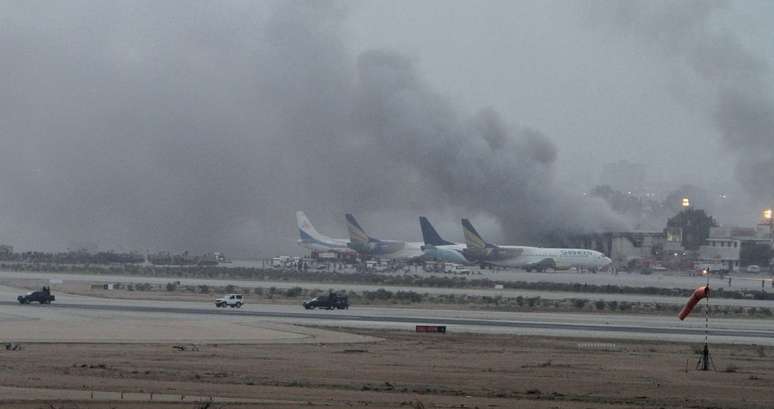<p>Fuma&ccedil;a &eacute; vista sobre o&nbsp;Aeroporto Internacional Jinnah, onde as for&ccedil;as de seguran&ccedil;a combateram militantes do Talib&atilde; em&nbsp;em Karachi, em 9 de junho</p>