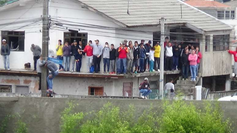 Torcedores se acumularam na laje de uma casa vizinha ao CT do Caju para assistir ao treino da Espanha