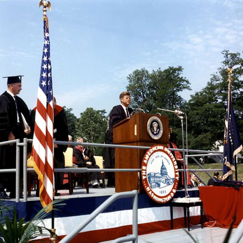 <p>Discurso do ex-presidente John Fitzgerald Kennedy na American University foi reproduzido no Twitter para abordar temas atuais</p>