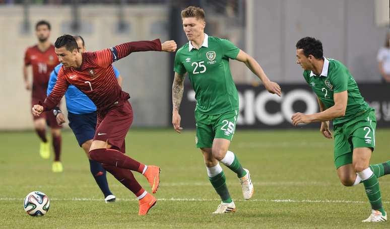 Cristiano Ronaldo passa por Jeff Hendrick e Stephen Kelly durante amistoso entre Portugal e Irlanda