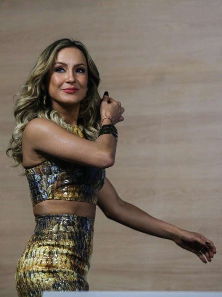 Claudia Leitte e Pitbull participaram nesta quarta-feira (11) de uma coletiva de imprensa dos músicos oficiais da Copa do Mundo 2014, no Itaquerão, em SP. A estrela apareceu com a barriga de fora ao lado do cantor e mostrou boa forma. Os dois, ao lado de Jennifer Lopez, gravaram 'We Are One'