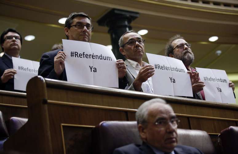 <p>Parlamentares de esquerda pediram a realização de um referendo durante a sessão que aprovou a abdicação do rei Juan Carlos e a adesão do príncipe Felipe, em Madri em 11 de junho</p>