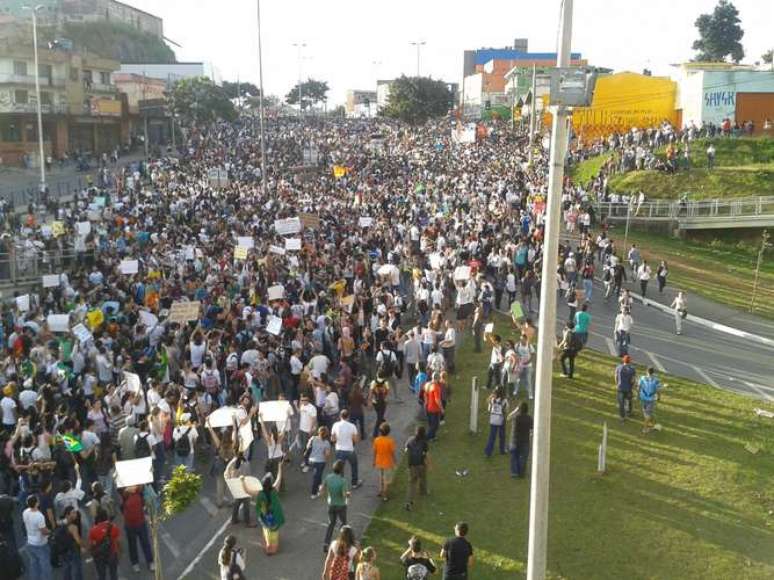 <p>Manifestação, ainda na Copa das Confederações, levou às ruas de Belo Horizonte cerca de 25 mil pessoas</p>