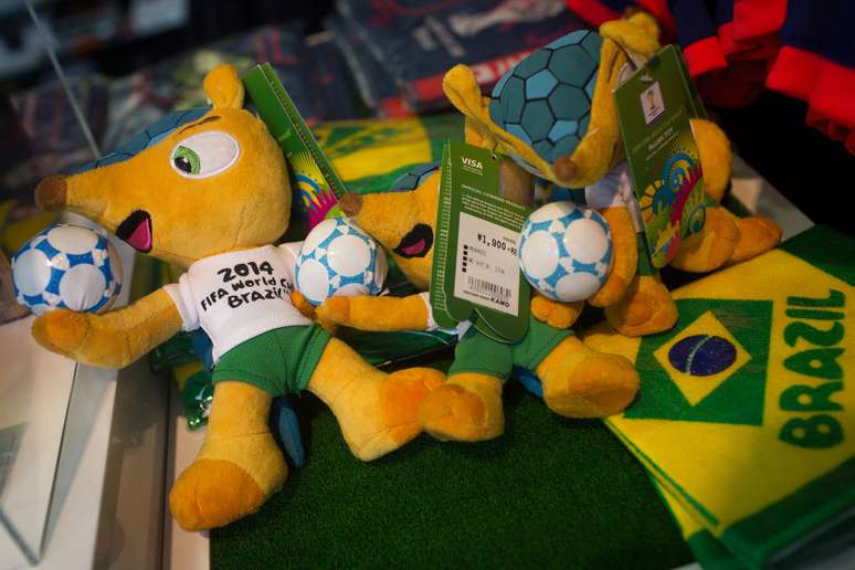 O mercado da Copa do Mundo 2014 está a todo vapor em Tóquio, no Japão. Nesta quarta-feira (11), lojas de futebol ofereciam souvenir, camisetas e brinquedos. O primeiro jogo acontece nesta quinta (12) entre Brasil e Croácia