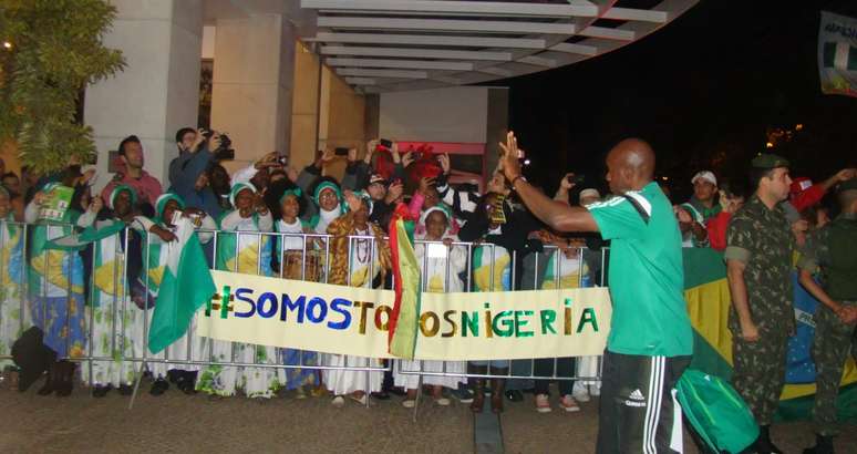 <p>Nigeriano agradece o apoio recebido em frente ao hotel</p>