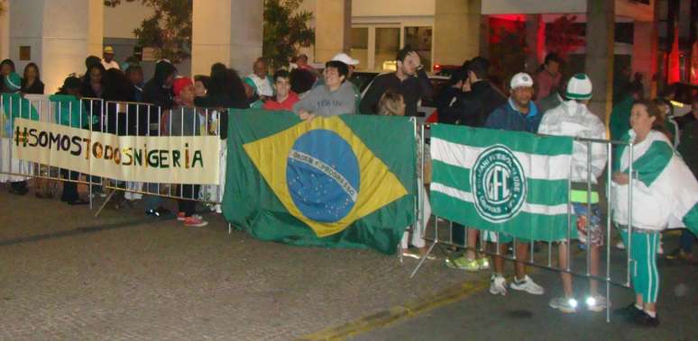 Torcedores bugrinos se uniram aos nigerianos para passarem força aos jogadores