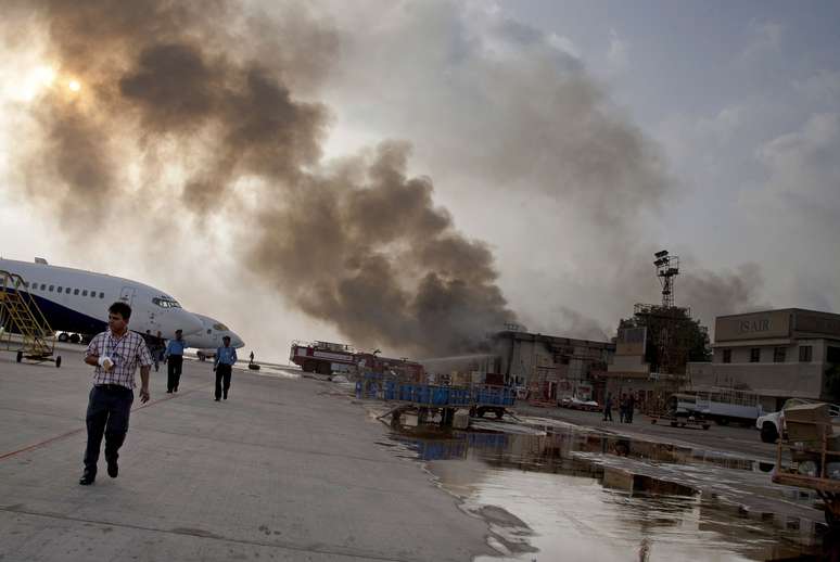 <p>No in&iacute;cio da semana, for&ccedil;as de seguran&ccedil;a combateram militantes em Karachi ap&oacute;s ataques ao&nbsp;Aeroporto Internacional Jinnah, no Paquist&atilde;o</p>